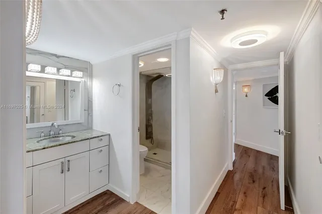 $9,000 | 2401 Collins Avenue, Unit 1902, Miami Beach, FL 33140