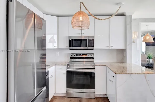 $9,000 | 2401 Collins Avenue, Unit 1902, Miami Beach, FL 33140