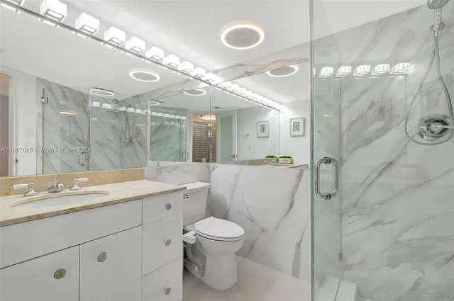 $9,000 | 2401 Collins Avenue, Unit 1902, Miami Beach, FL 33140