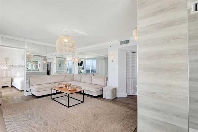 $9,000 | 2401 Collins Avenue, Unit 1902, Miami Beach, FL 33140