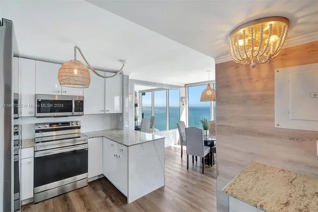 $9,000 | 2401 Collins Avenue, Unit 1902, Miami Beach, FL 33140