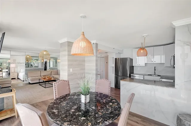 $9,000 | 2401 Collins Avenue, Unit 1902, Miami Beach, FL 33140