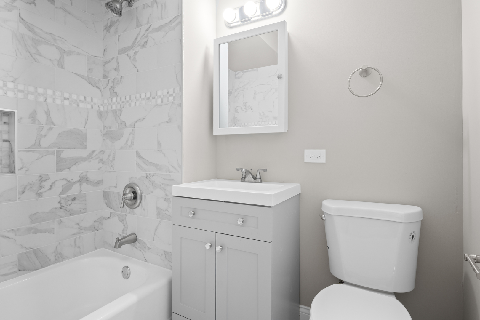 5604 South Madison Avenue Countryside, IL 60525 - Photo 13 of 38 a bathroom with a sink a toilet and a bathtub