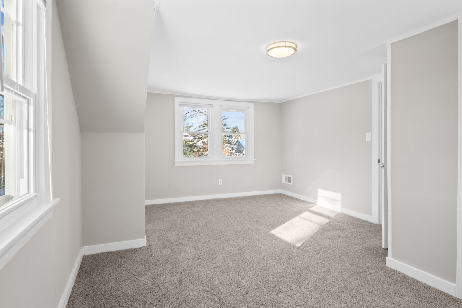 5604 South Madison Avenue Countryside, IL 60525 - Photo 20 of 38 an empty room with windows