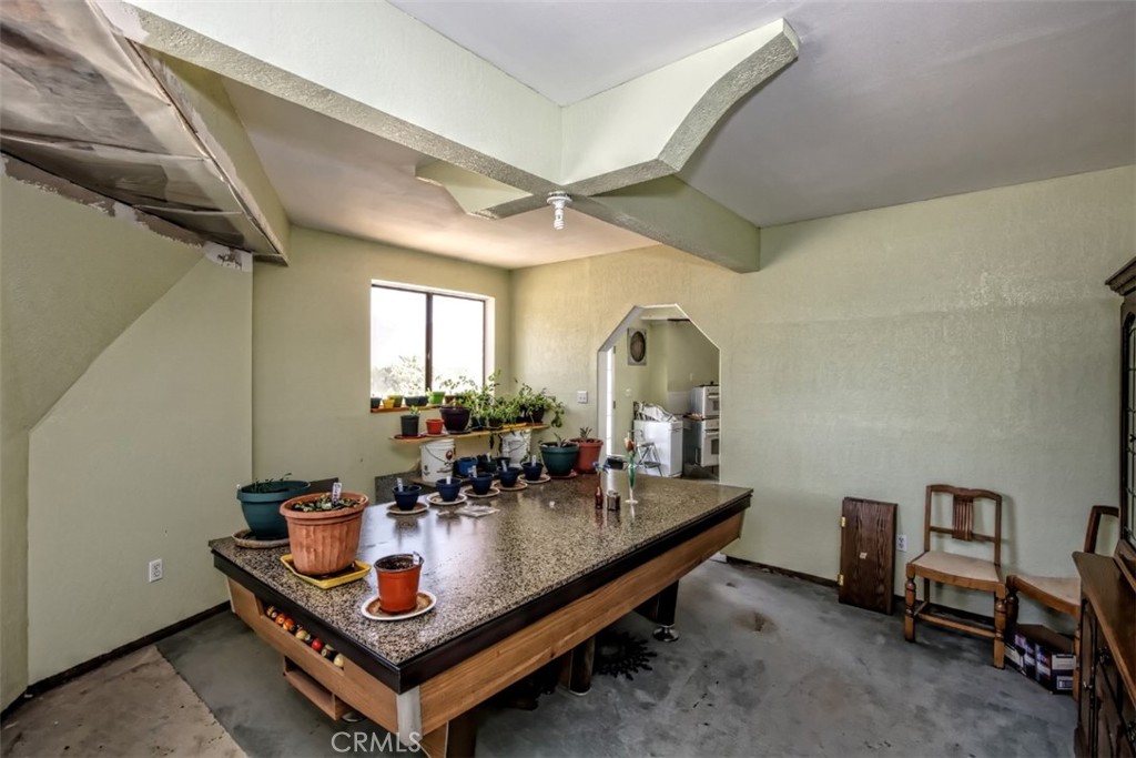 45985 Cottonwood Road Newberry Springs, CA 92365 - Photo 18 of 67 a room with furniture