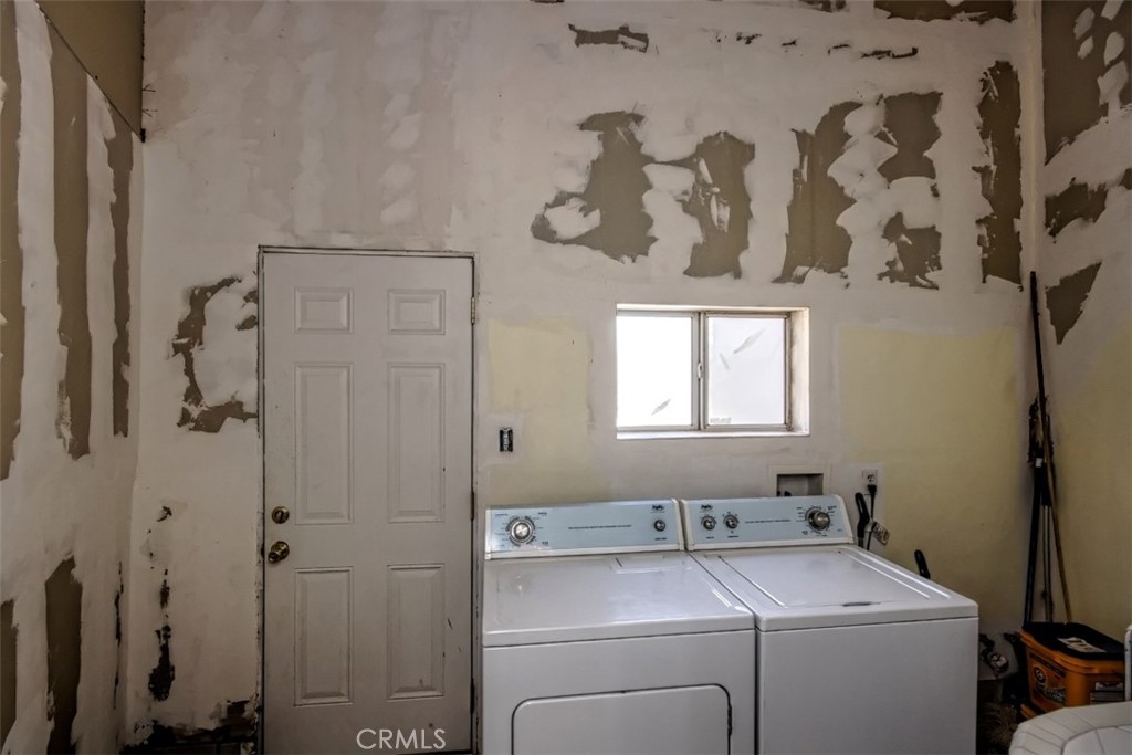 45985 Cottonwood Road Newberry Springs, CA 92365 - Photo 9 of 67 a utility room with dryer and washer