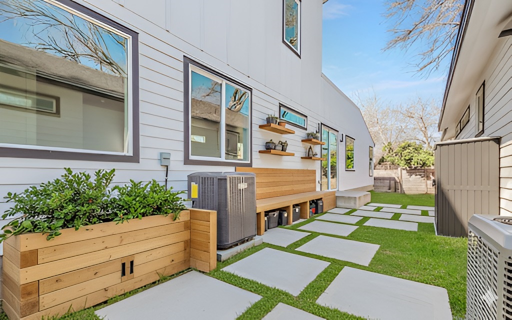 1130 Spur Street, Unit A Austin, TX 78721 - Photo 24 of 31 View of yard (virtually staged)