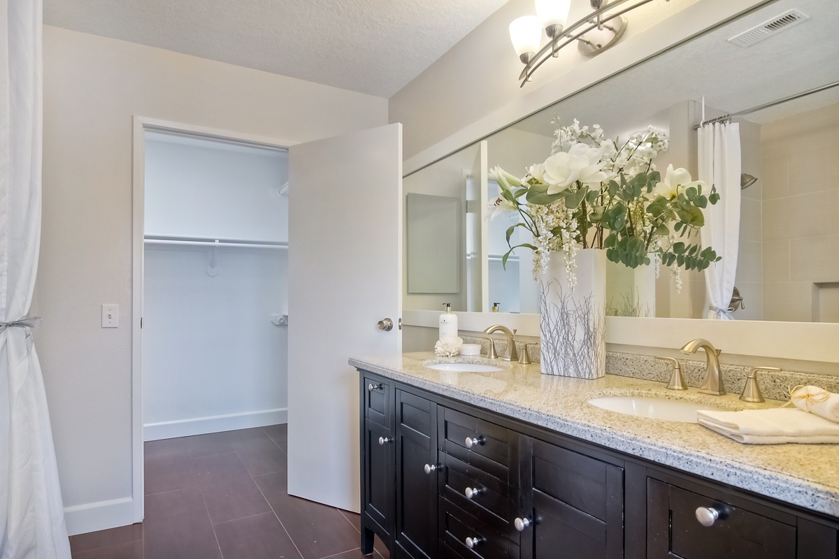 1845 Lodgepole Road San Marcos, CA 92078 - Photo 19 of 25 Master bath upstairs with double vanities, separate tub and walk-in closet.