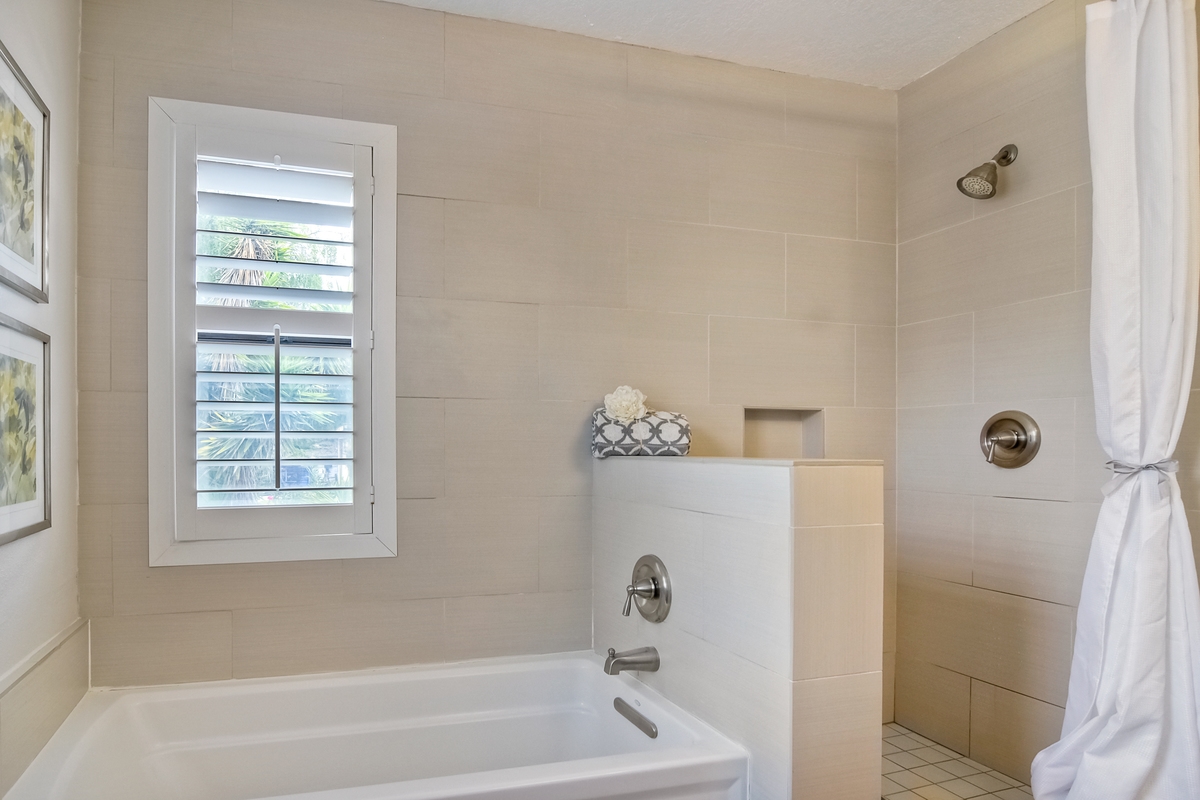 1845 Lodgepole Road San Marcos, CA 92078 - Photo 20 of 25 Separate tub and shower in upstairs master bath.