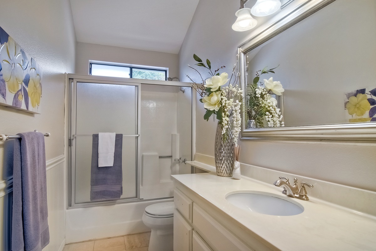1845 Lodgepole Road San Marcos, CA 92078 - Photo 8 of 25 2nd full bathroom in hall.