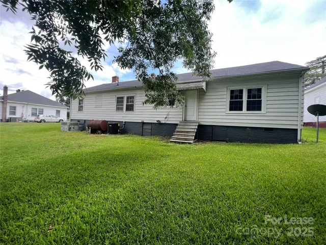 a view of a house with a backyard