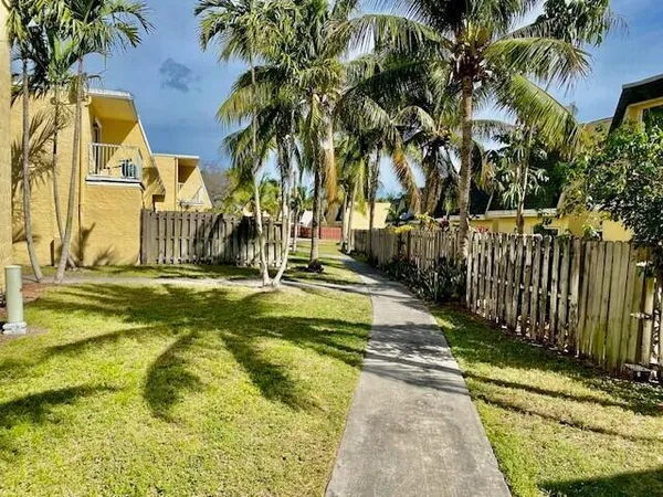 $2,100 | 605 Southwest 1st Court, Boynton Beach, FL 33435