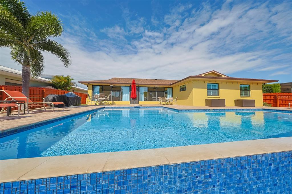 914 Chipaway Drive Apollo Beach, FL 33572 - Photo 6 of 49 a front view of a house with garden