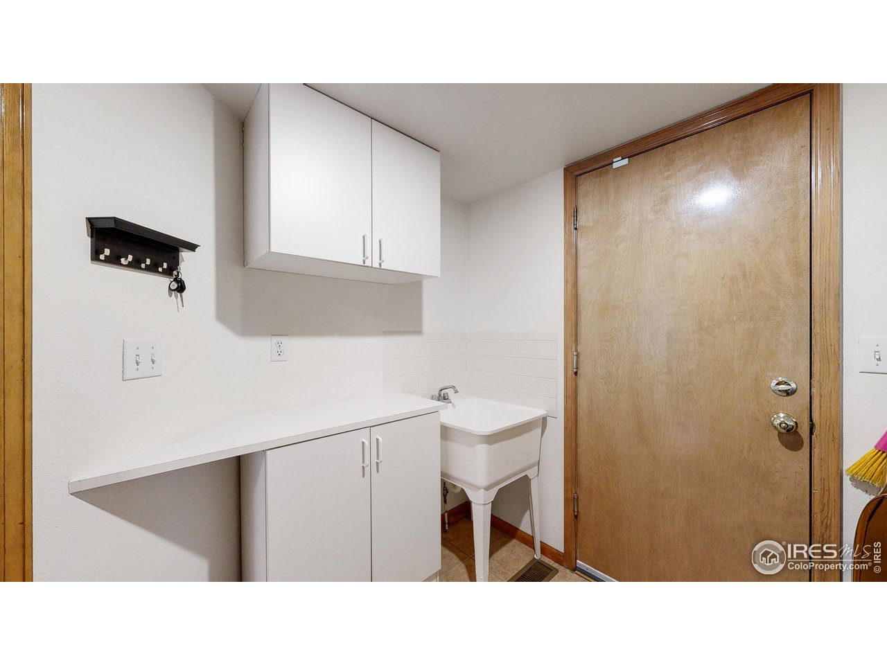 9951 South Spring Hill Place Highlands Ranch, CO 80129 - Photo 28 of 40 a bathroom with a sink and a mirror