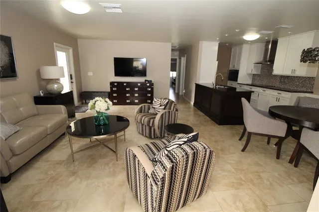 $1,900 | 514 Finsbury Circle, Unit B, Sun City Center, FL 33573