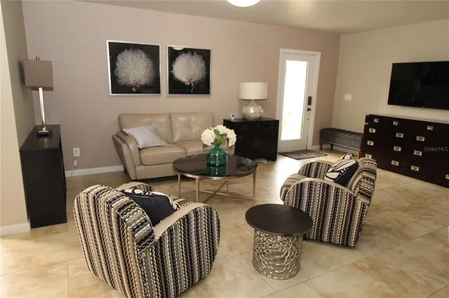 $1,900 | 514 Finsbury Circle, Unit B, Sun City Center, FL 33573