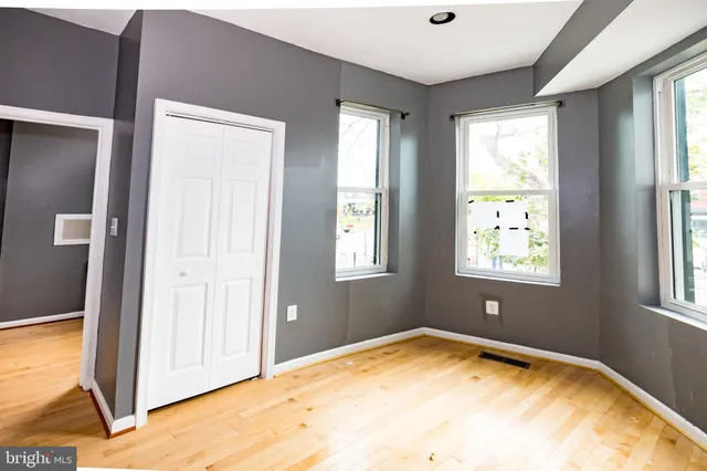 a view of empty room with window