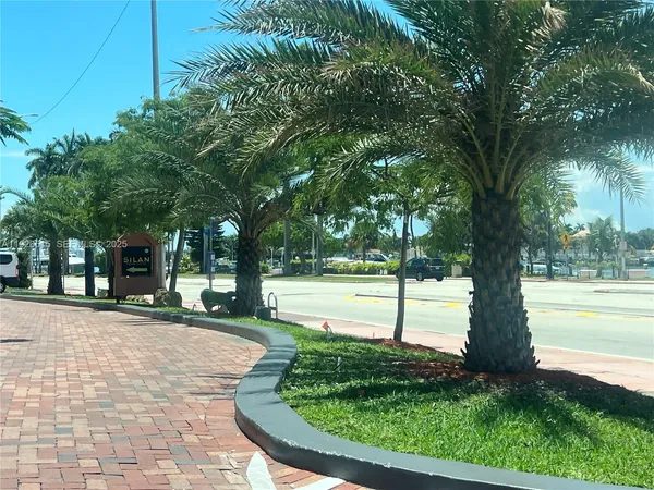 $5,000 | 5225 Collins Avenue, Unit 914, Miami Beach, FL 33140