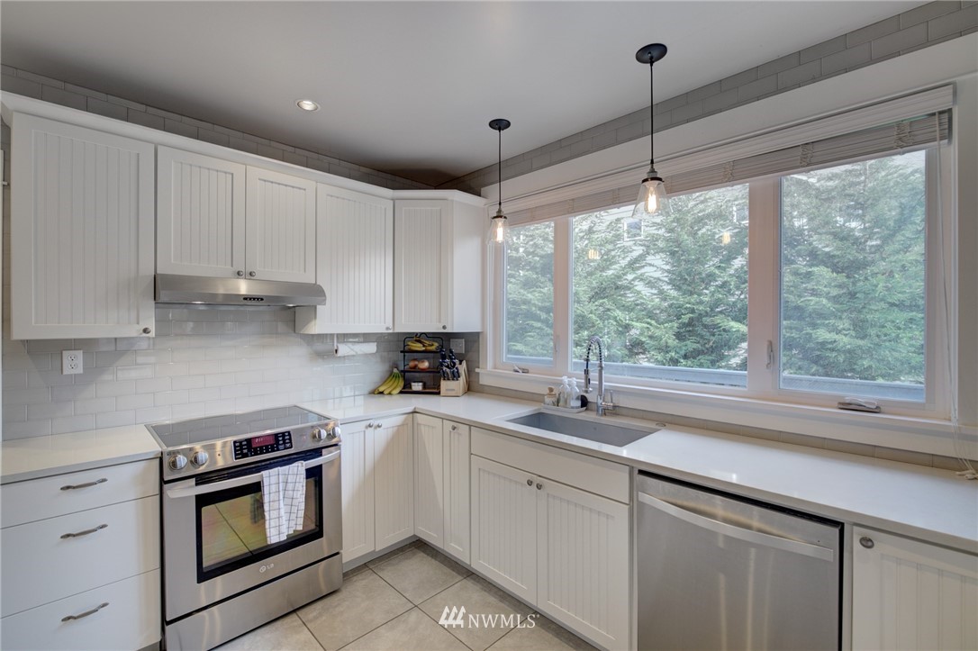 10104 Northeast 189th Street Bothell, WA 98011 - Photo 10 of 25 Gallery Image 10