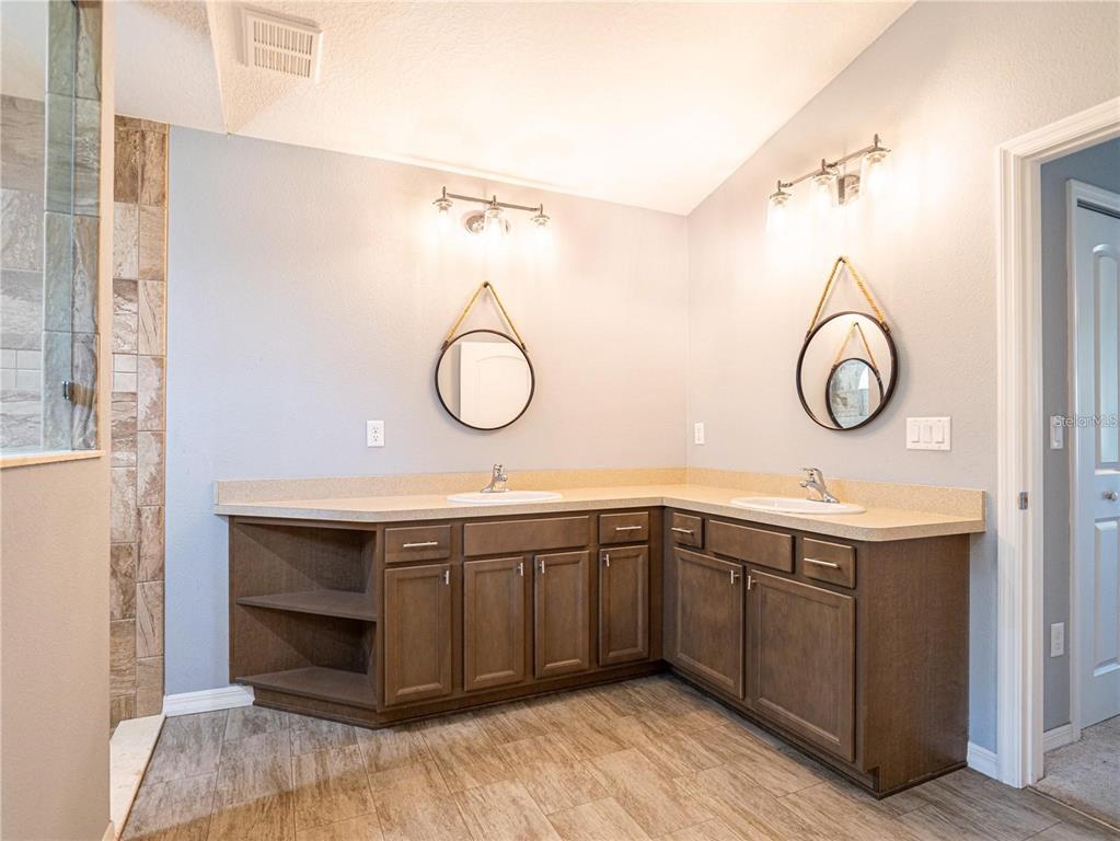 10688 Southwest 129th Terrace Road Dunnellon, FL 34432 - Photo 20 of 35 a bathroom with a sink and a mirror