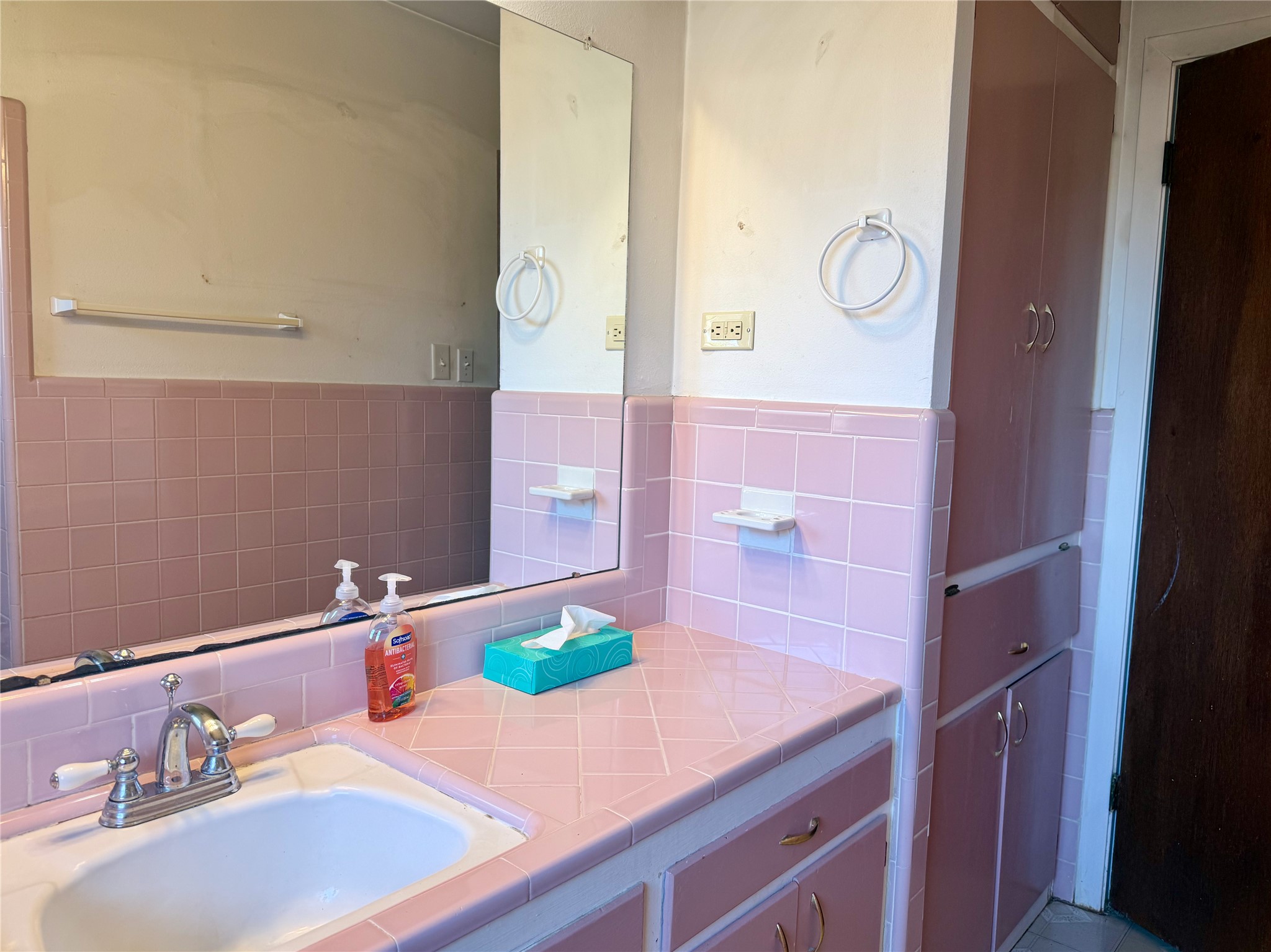 305 West Caddo Street Austin, TX 78753 - Photo 8 of 13 Traditional full bath layout with built in storage.