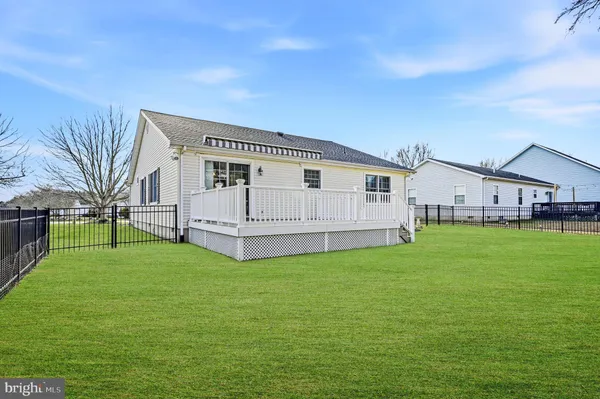 a view of house with a big yard