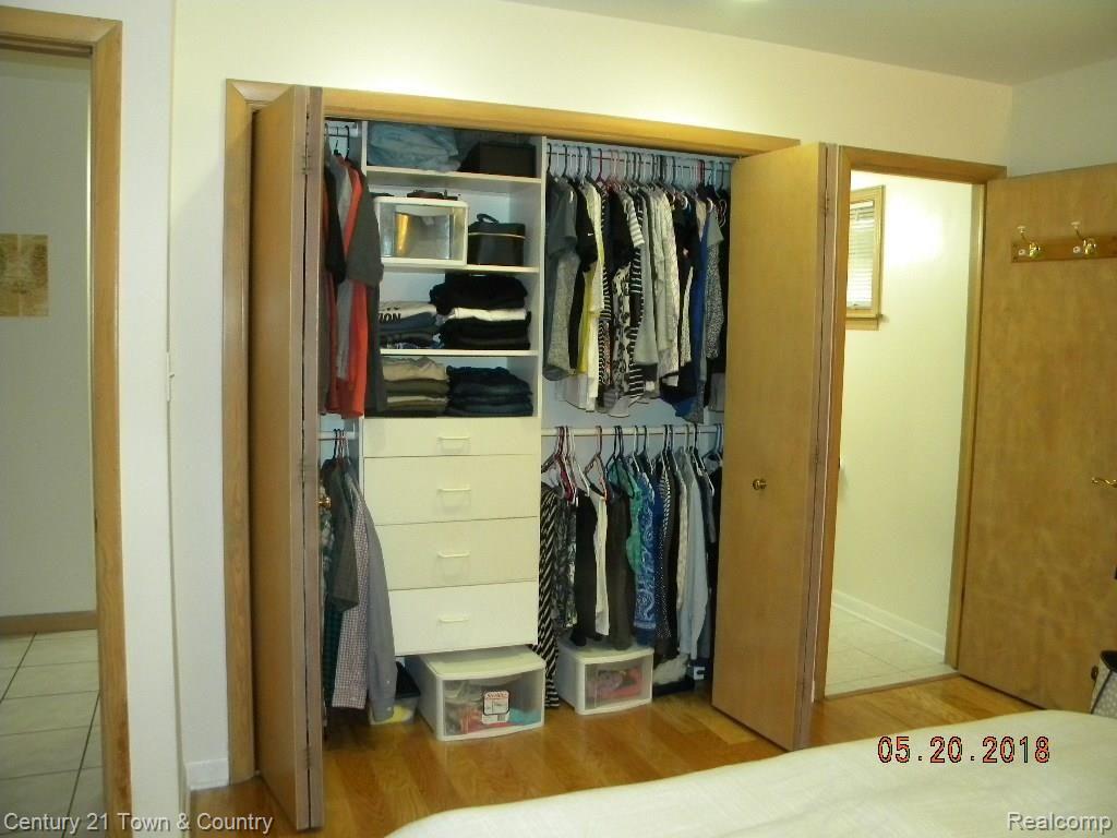 299 North Baldwin Road Oxford, MI 48371 - Photo 23 of 33 MASTER BED W/ ORGANIZER'S IN CLOSET