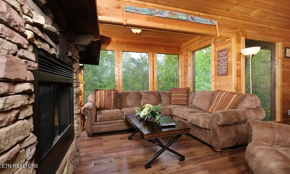 623 Iron Mountain Road Pigeon Forge, TN 37863 - Photo 6 of 45 pigeon-forge-cabin-rocky-top-living-room