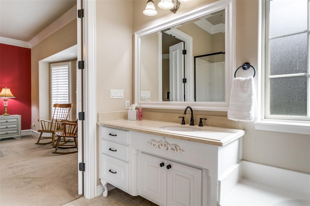 800 Rockingham Drive Irving, TX 75063 - Photo 26 of 35 a bathroom with a sink and a mirror