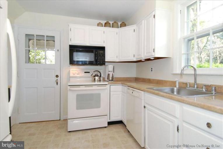 10309 Cherry Tree Lane Silver Spring, MD 20901 - Photo 5 of 17 Kitchen
