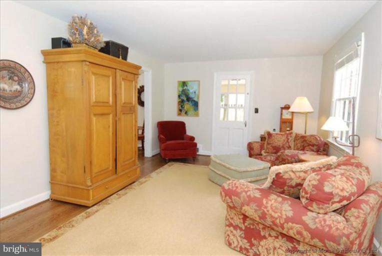 10309 Cherry Tree Lane Silver Spring, MD 20901 - Photo 6 of 17 Living Room