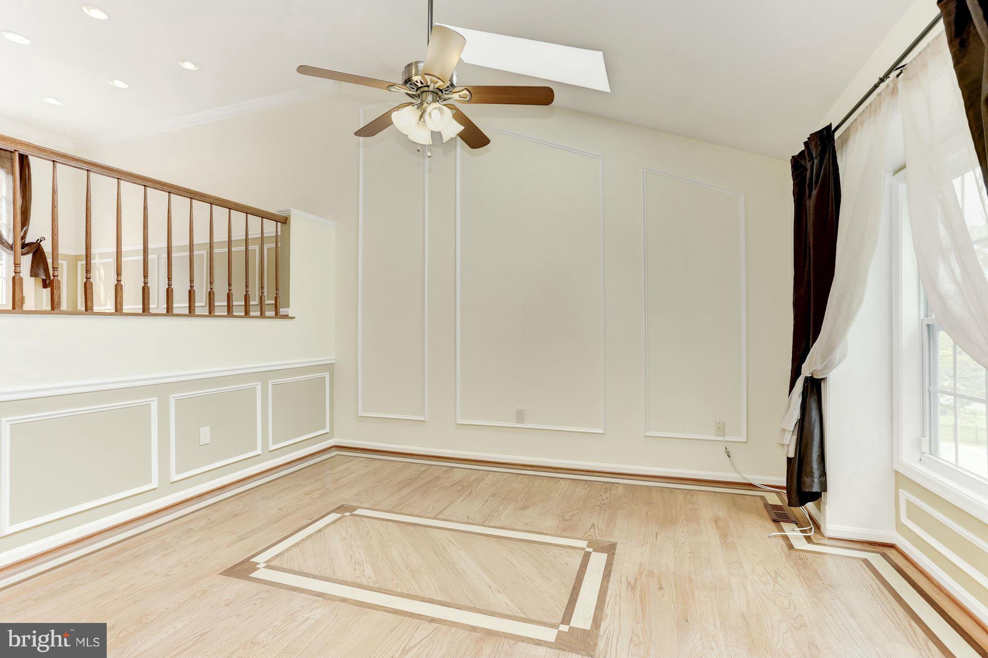 9110 Old Palmer Road Fort Washington, MD 20744 - Photo 4 of 30 Bright and spacious living room