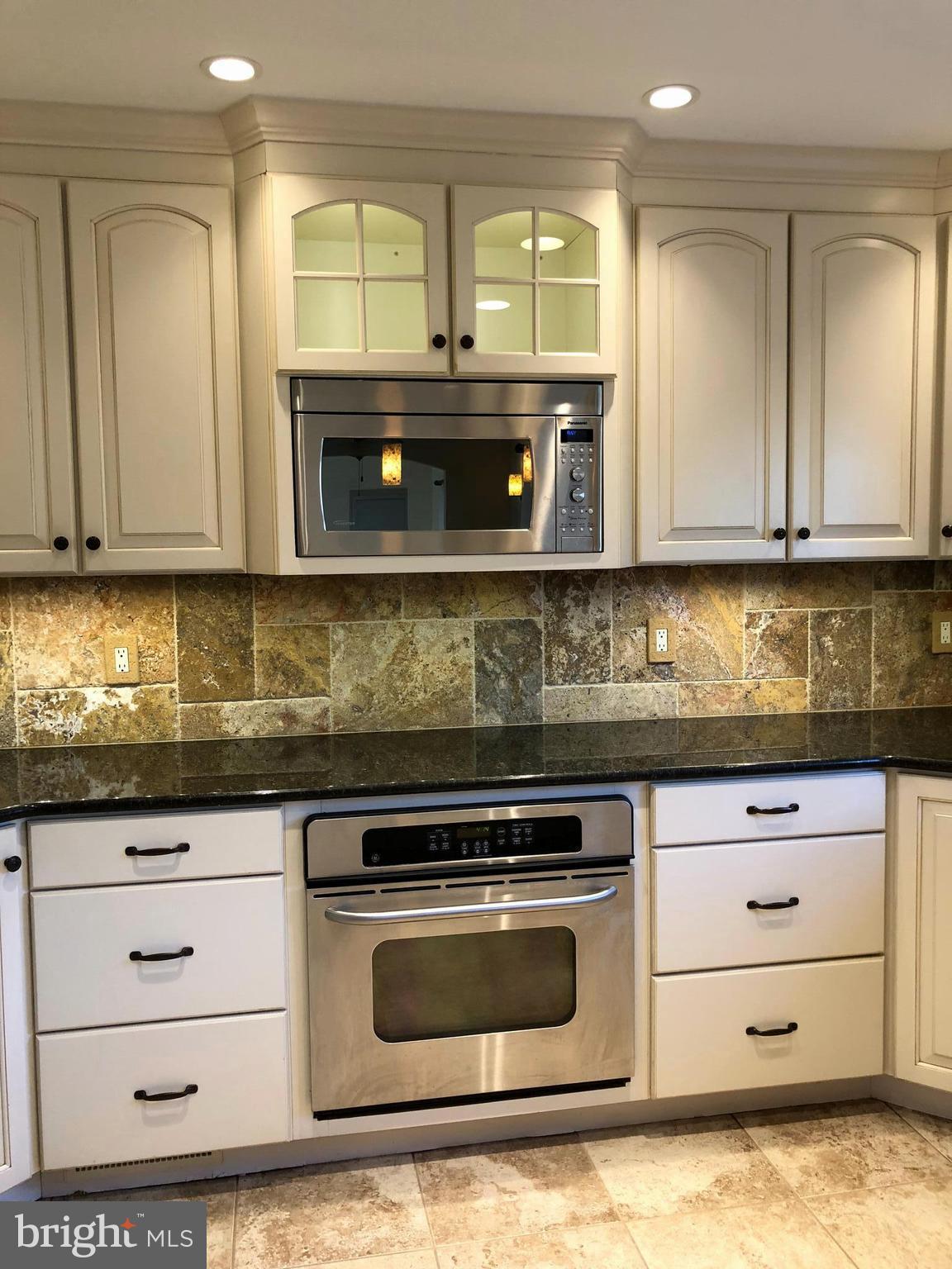 4515 Oak Ridge Drive Street, MD 21154 - Photo 4 of 24 UPGRADED STAINLESS APPL