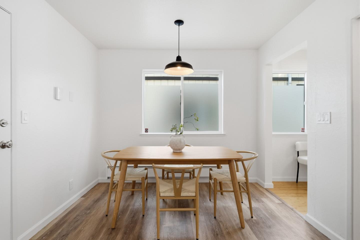495 Ebken Street Pacifica, CA 94044 - Photo 24 of 52 a dining room with a table and chairs