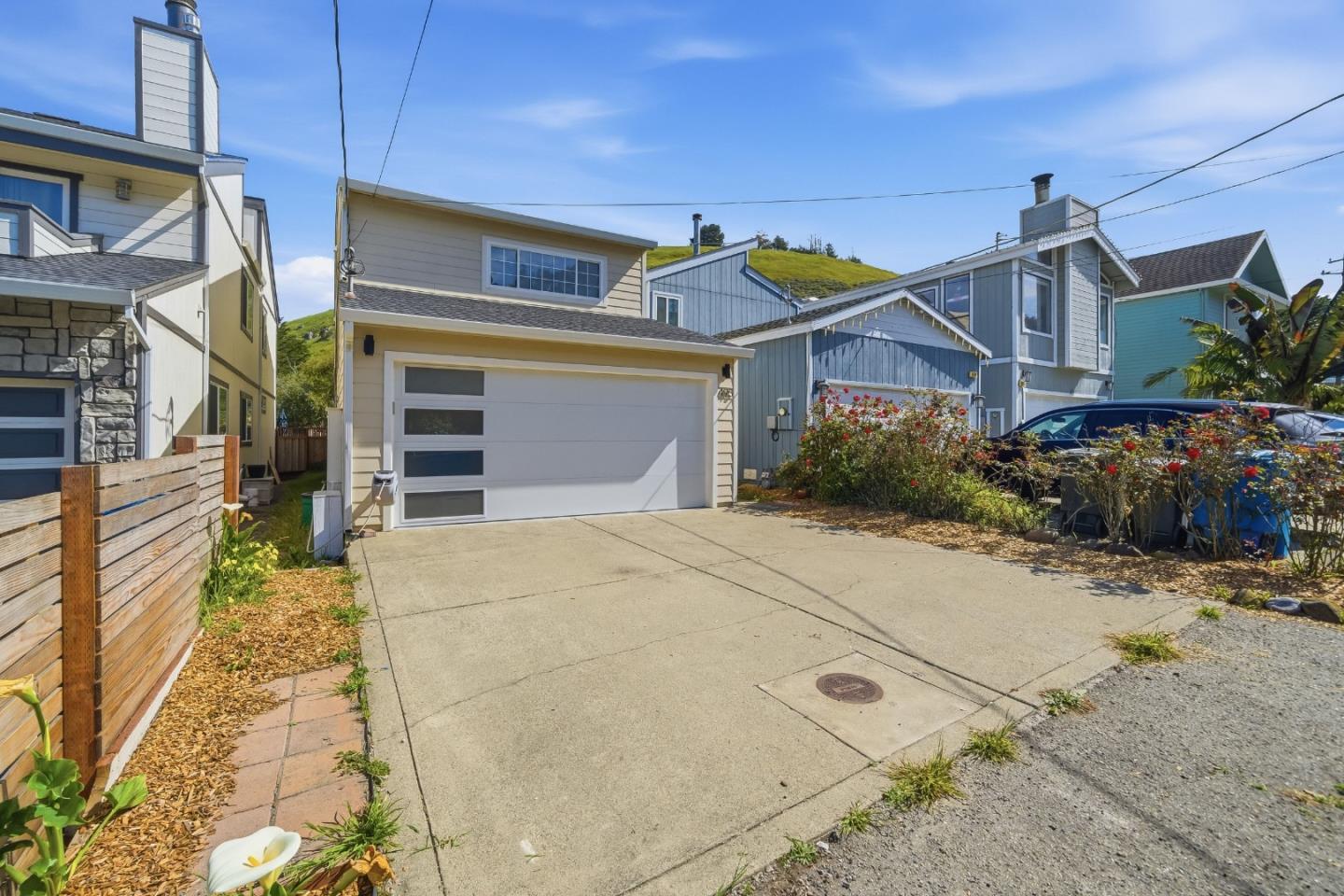 495 Ebken Street Pacifica, CA 94044 - Photo 4 of 52 a view of garage and yard