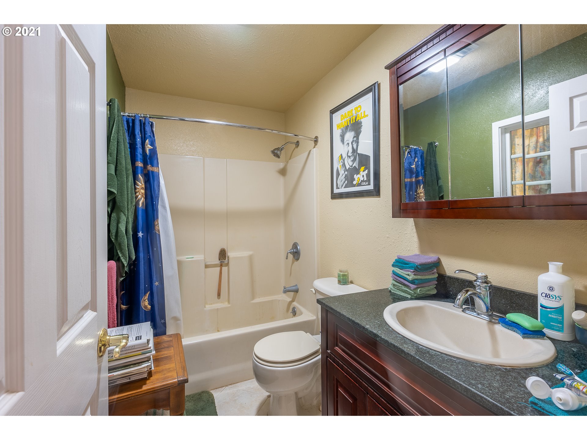 8715 Scholfield Road North Bend, OR 97459 - Photo 20 of 32 a bathroom with a toilet a sink and mirror
