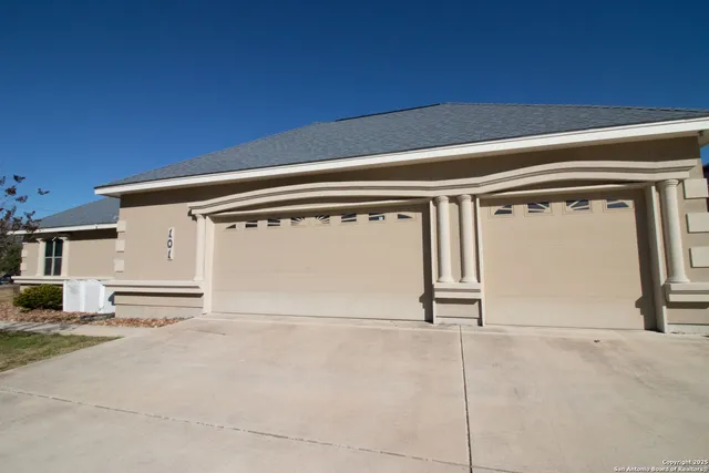 a view of a livingroom with entryway