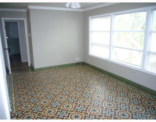 633 Sorrell Street Corpus Christi, TX 78404 - Photo 4 of 6 an empty room with a window