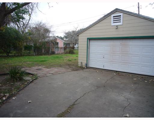 633 Sorrell Street Corpus Christi, TX 78404 - Photo 6 of 6 a view of a house with a yard