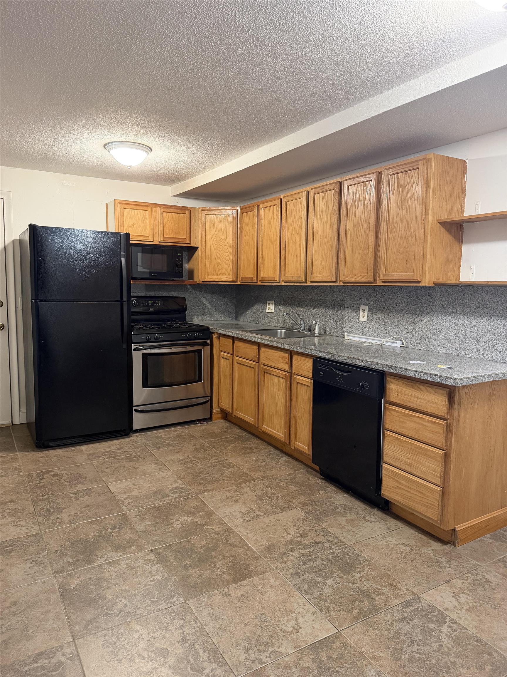 12 Tiffany Road, Unit 3 Salem, NH 03079 - Photo 4 of 10 Gallery Image 4