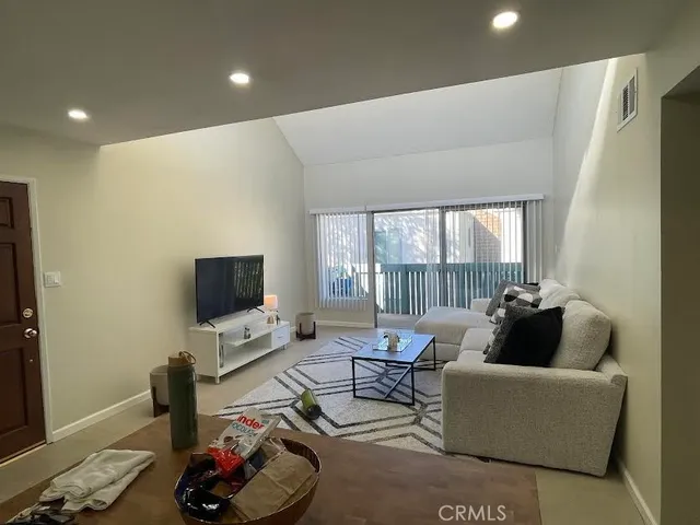 $2,695 | 5700 Etiwanda Avenue, Unit 240, Los Angeles, CA 91356