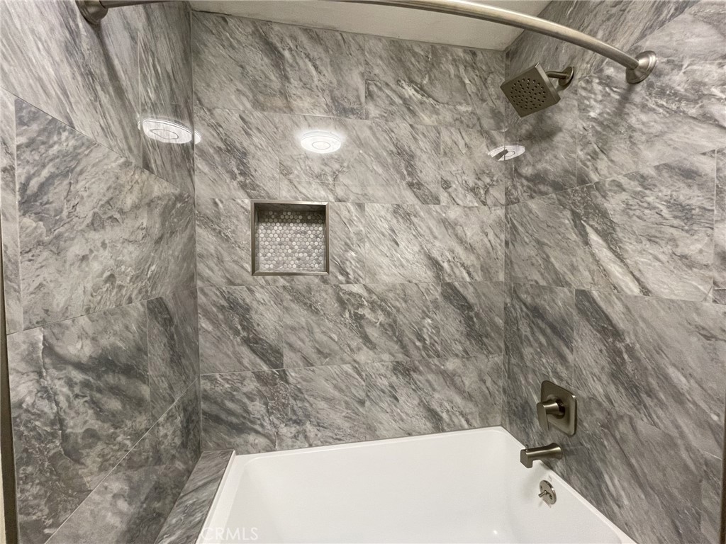 5700 Etiwanda Avenue, Unit 240 Los Angeles, CA 91356 - Photo 24 of 39 a bathroom with a bathtub