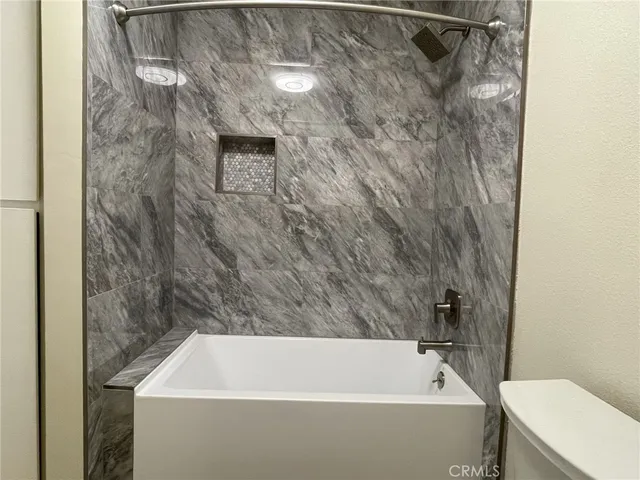 $2,695 | 5700 Etiwanda Avenue, Unit 240, Los Angeles, CA 91356