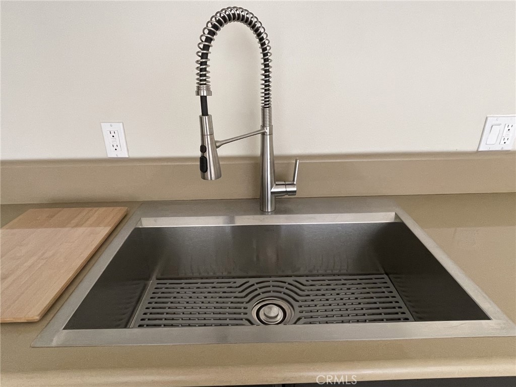 5700 Etiwanda Avenue, Unit 240 Los Angeles, CA 91356 - Photo 10 of 39 a view of kitchen and sink