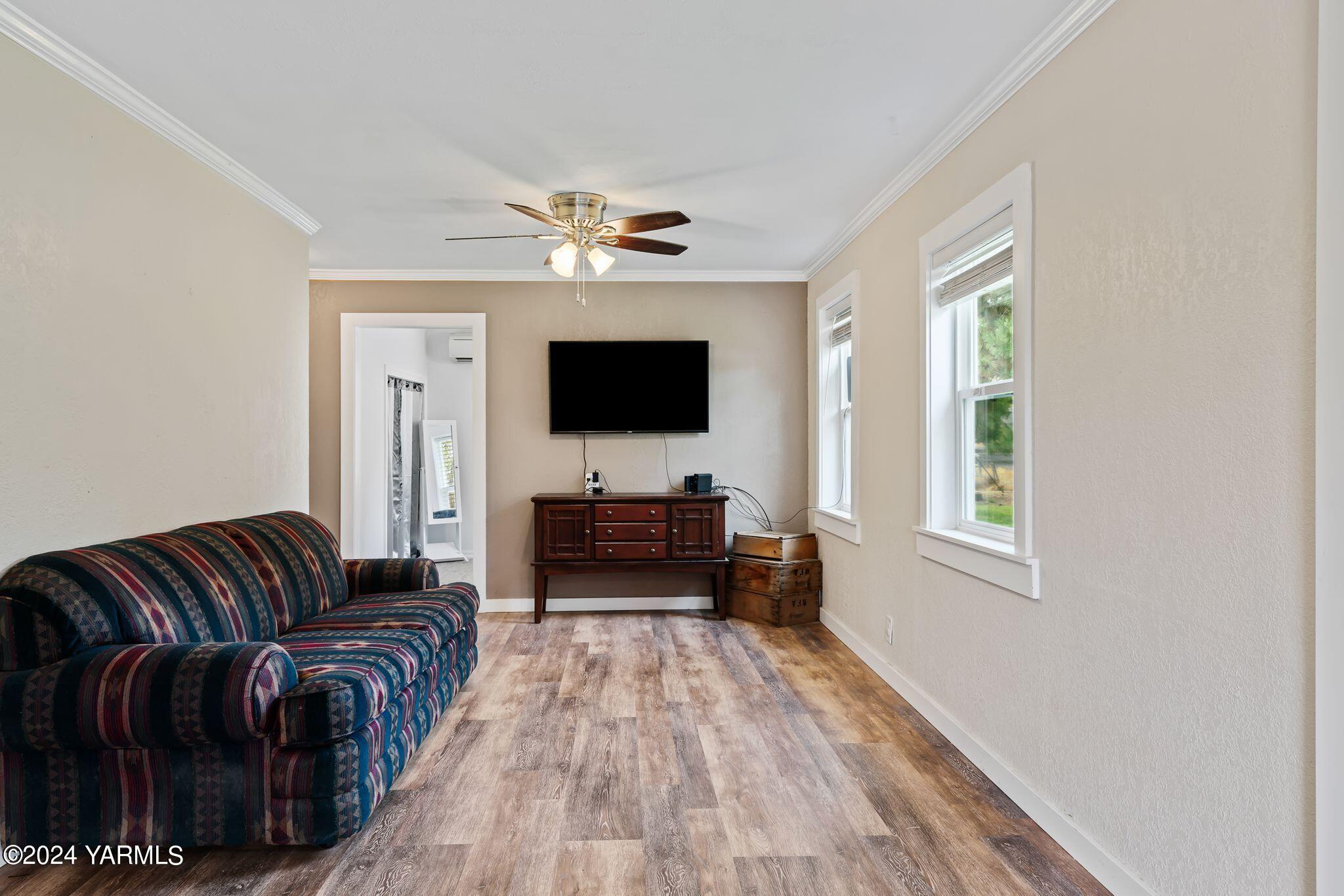 30 Craig Road Naches, WA 98937 - Photo 4 of 21 a living room with furniture and a flat screen tv