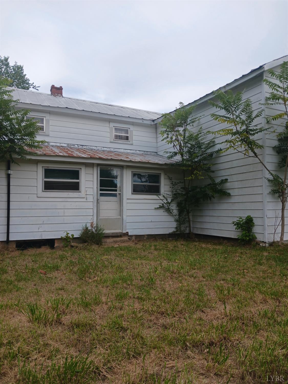 6301 Straightstone Road Long Island, VA 24569 - Photo 14 of 17 a backyard of a house