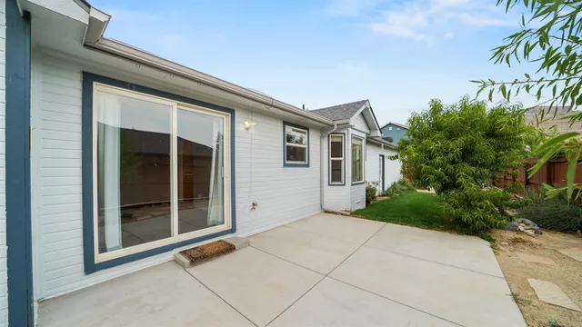 a view of a backyard