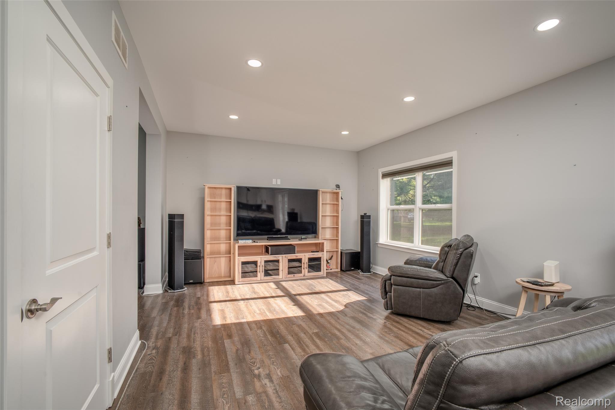 11913 Tuttle Hill Road Willis, MI 48191 - Photo 3 of 32 3.jpg