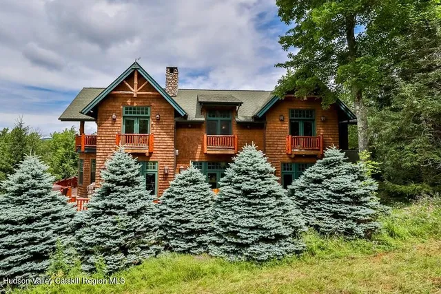 a view of entryway with a front door