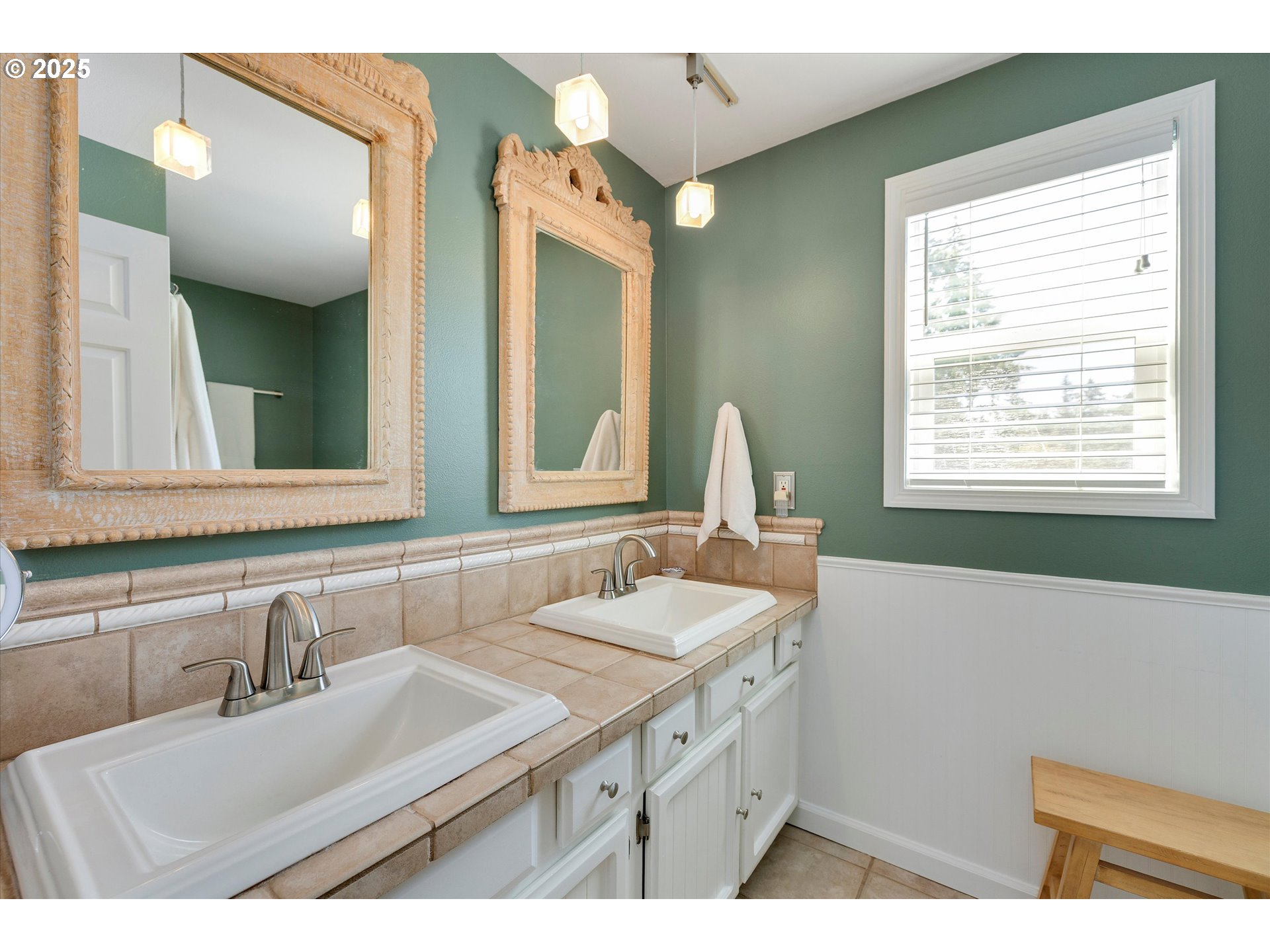 11800 South Carus Road Canby, OR 97013 - Photo 18 of 45 a bathroom with a sink and a mirror